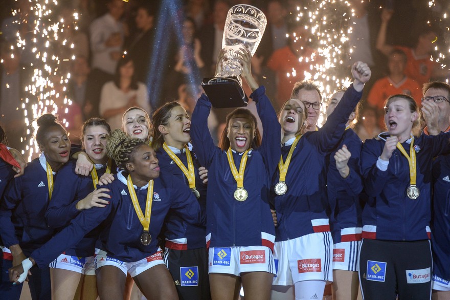 7791473469_les-bleues-brandissant-le-trophee-du-mondial-de-handball-feminin-a-hambourg-le-17-decembre-2017.jpg